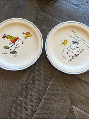 Hallmark Schultz PEANUTS 2 Dessert Plates SNOOPY WOODSTOCK SnowScenes 6.5"
